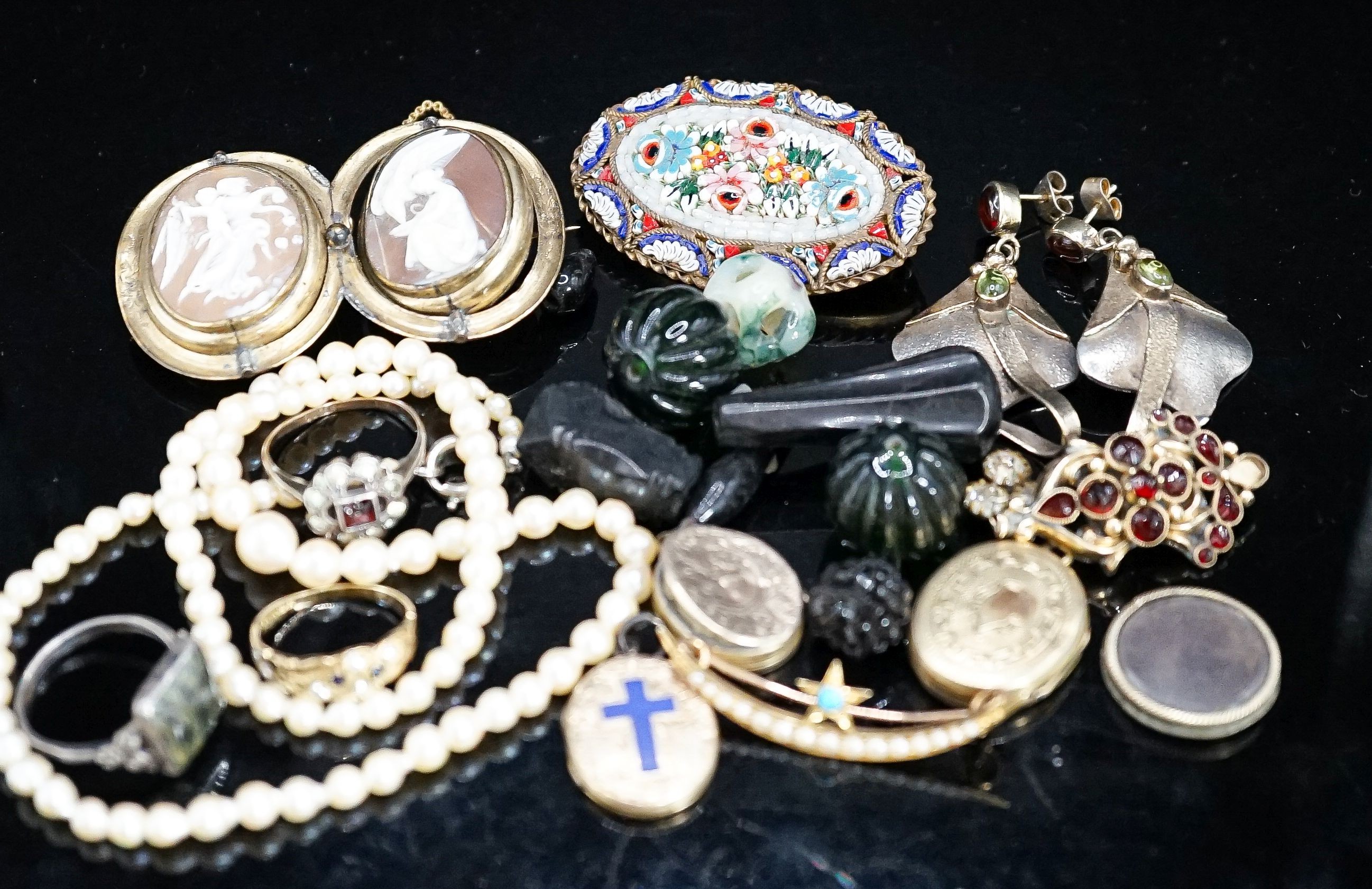 Mixed Victorian and later jewellery, including yellow metal and gem set crescent brooch, double cameo brooch, cultured pearl necklace, a pair of stylish textured 925 earrings, micro mosaic brooch etc.